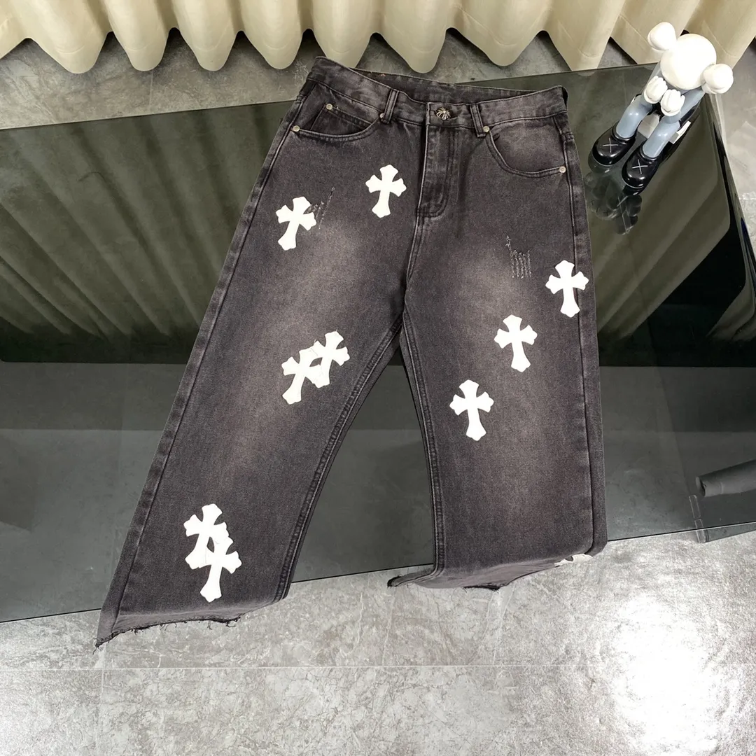 🅿️250 Correct version Chroe Hets CH black pink leather jeans, counter price 4W level, patchwork cross pattern embellishment, women's high-waisted washed jeans! ! Absolutely high-end luxury products, 1.9W level god-level single products, super popular products, built with top heavy industry, a magic weapon that cannot be missed [About Zangyin] This is an extremely luxurious fashion brand that can also be called the aristocrats of the high street. It has always been an exclusive brand for some hipsters or rich second generations. Compared with ordinary high streets, it is more luxurious and noble. Compared with luxury brands, it has a more fashionable personality and has always been a brand that I have a special liking for. A6632 [Top heavy industry fashionable design] Consistently high-street luxury style creation. Speaking of this style, the Zangyin family and GU family are definitely the leading representative brands. Especially the Zangyin family has really achieved a state-of-the-art effect in creating high-street style. The color system of this model is made of unique washed materials. It is already quite eye-catching. It is decorated with pink patchwork cross flowers, which cleverly highlights the charm of the brand. Secondly, this model uses classic The classic high-waist cutting design highlights the long legs and the fashionable temperament of the upper body. The brand is highly recognizable and the slim fit configuration is more suitable for daily wear. This product is a product that interprets personality, fashion, and specifications at a glance. This single product is enough to make any fan excited. It can be a white T-shirt for youthful preppy style, or a tight sling for royal lady style. It has strong matching ability and can be easily controlled by men.  [Material and craftsmanship] Needless to say, this point goes without saying. As an excellent craftsman brand, Zangyin has really perfect requirements for details and craftsmanship. The washed color of this model has gone through so many processes, not to mention the embellishment of the denim appliqués. It is also purely handmade and sewn. Just like what they believe in, only handmade things have soul and have the meaning of wear. A top-notch heavy-duty fashionable denim item, I look forward to your perfect interpretation! ! 28-34 corresponds to S-XL